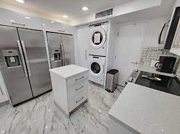 Alexander 807 5 Bedroom Apts by RedAwning