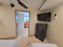 Alexander 807 5 Bedroom Apts by RedAwning