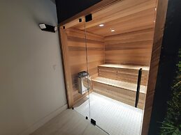 Alexander 807 5 Bedroom Apts by RedAwning