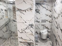 Alexander 807 5 Bedroom Apts by RedAwning