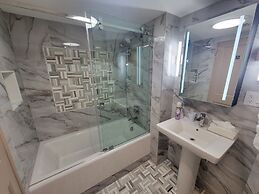 Alexander 807 5 Bedroom Apts by RedAwning