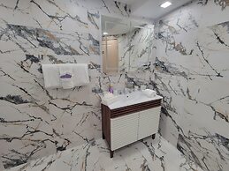 Alexander 807 5 Bedroom Apts by RedAwning