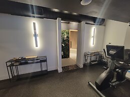 Alexander 807 5 Bedroom Apts by RedAwning