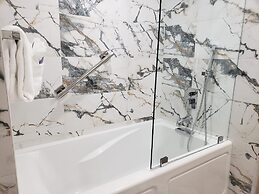 Alexander 807 5 Bedroom Apts by RedAwning