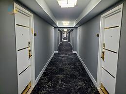 Alexander 807 5 Bedroom Apts by RedAwning