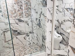 Alexander 807 5 Bedroom Apts by RedAwning