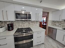 Alexander 807 5 Bedroom Apts by RedAwning