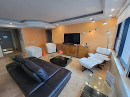 Alexander 807 5 Bedroom Apts by RedAwning