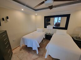 Alexander 807 5 Bedroom Apts by RedAwning