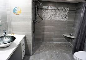 Alexander 518 4 Bedroom Apts by RedAwning