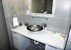 Alexander 518 4 Bedroom Apts by RedAwning