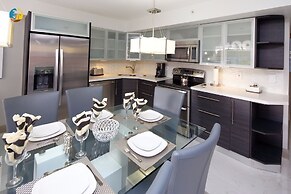 Alexander 519 3 Bedroom Apts by RedAwning