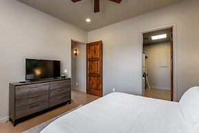 Lone Mountain Casita 1 Bedroom Home by RedAwning