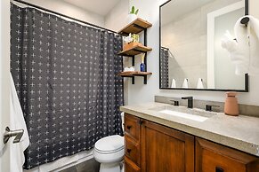 Lone Mountain Casita 1 Bedroom Home by RedAwning