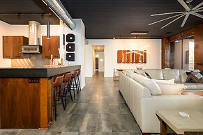 Lone Mountain Casita 1 Bedroom Home by RedAwning