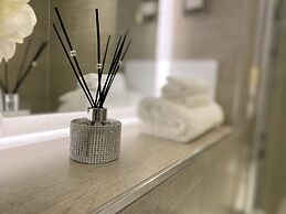 Newpointe Luxury Serviced Apartment at the Atrium