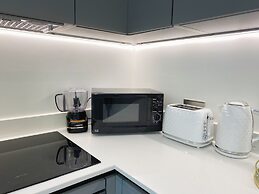 Newpointe Luxury Serviced Apartment at the Atrium