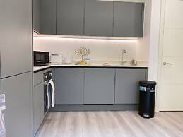 Newpointe Luxury Serviced Apartment at the Atrium