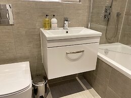 Newpointe Luxury Serviced Apartment at the Atrium