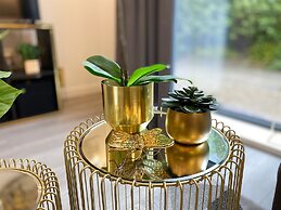 Newpointe Luxury Serviced Apartment at the Atrium