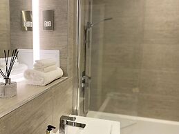 Newpointe Luxury Serviced Apartment at the Atrium