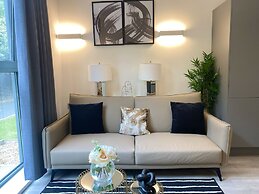 Newpointe Luxury Serviced Apartment at the Atrium