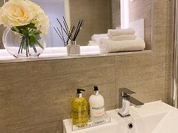 Newpointe Luxury Serviced Apartment at the Atrium