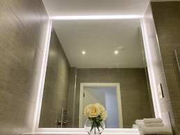 Newpointe Luxury Serviced Apartment at the Atrium