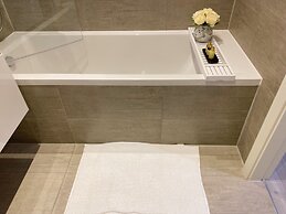 Newpointe Luxury Serviced Apartment at the Atrium