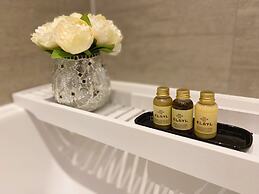 Newpointe Luxury Serviced Apartment at the Atrium