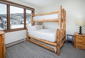 Highlands Slopeside #221 3 Bedroom Condo by RedAwning