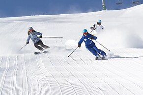 Highlands Slopeside #221 3 Bedroom Condo by RedAwning