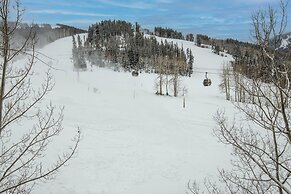 Highlands Slopeside #221 3 Bedroom Condo by RedAwning