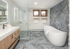 Highlands Slopeside #221 3 Bedroom Condo by RedAwning