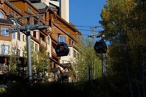 Highlands Slopeside #221 3 Bedroom Condo by RedAwning