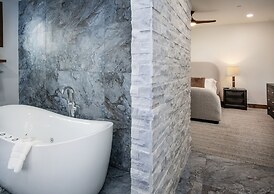 Highlands Slopeside #221 3 Bedroom Condo by RedAwning