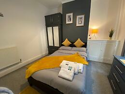 Stunning 4-bed House in Derby