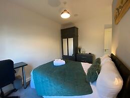 Stunning 4-bed House in Derby