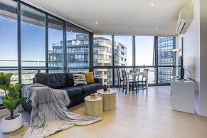 Docklands high level 1 Bedroom Apartment with pool by KozyGuru