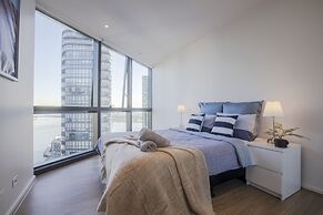 Docklands high level 1 Bedroom Apartment with pool by KozyGuru