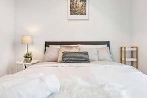 Melboune City EQ tower 1 Bedroom Apartment with skyline view by KozyGu