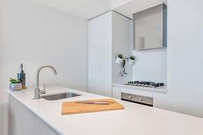 Melboune City EQ tower 1 Bedroom Apartment with skyline view by KozyGu
