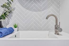 Melboune City EQ tower 1 Bedroom Apartment with skyline view by KozyGu