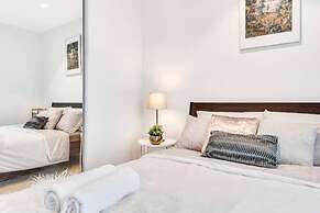 Melboune City EQ tower 1 Bedroom Apartment with skyline view by KozyGu