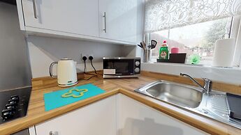 Stayzo 2BR House Accommodation in Peterborough