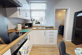 Stayzo 2BR House Accommodation in Peterborough