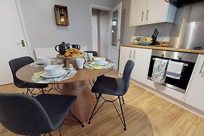 Stayzo 2BR House Accommodation in Peterborough