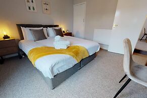 Stayzo 2BR House Accommodation in Peterborough