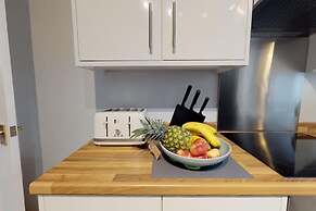 Stayzo 2BR House Accommodation in Peterborough