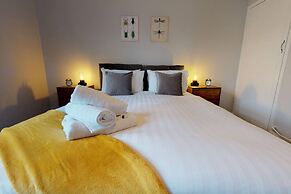 Stayzo 2BR House Accommodation in Peterborough